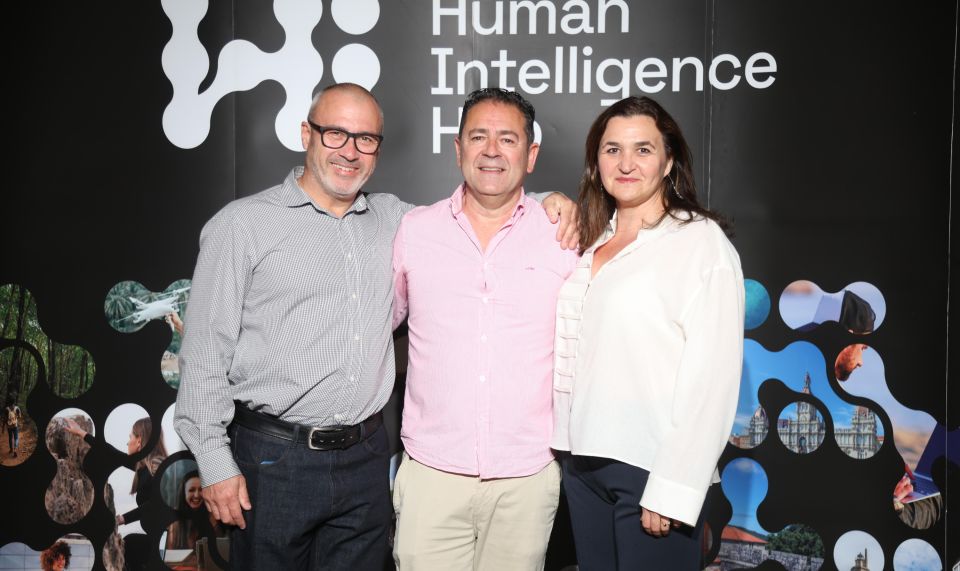Hi Coruña cumple un año: innovación, comunidad y talento desde el corazón digital de A Coruña 9 barry - pablo y ana